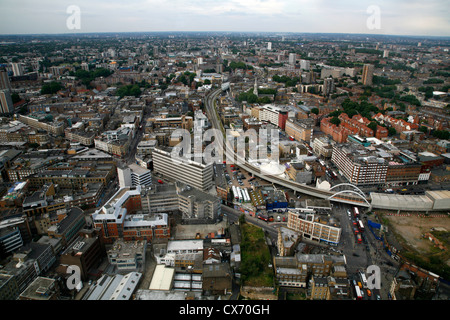 Luftaufnahme der Great Eastern Road und die Overground Bahn schneiden ihren Weg durch Shoreditch und Hoxton, London, UK Stockfoto