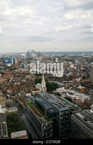 Erhöhten Blick nach unten auf Spitalfields und weiter in Richtung Osten nach Whitechapel und Canary Wharf, London, UK Stockfoto