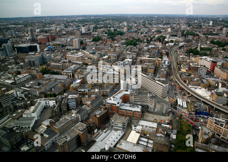 Luftaufnahme der Great Eastern Road und die Overground Bahn schneiden ihren Weg durch Shoreditch und Hoxton, London, UK Stockfoto