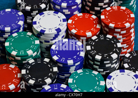 Pokerchips gestapelt am Kartentisch Stockfoto