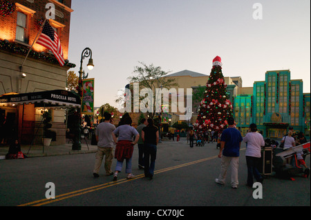 Straßenszene von Universal Studio Orlando mit riesigen Weihnachtsbaum, die Gebäude im Hintergrund überragt. Stockfoto