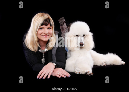 junge Frau mit Pudel Stockfoto