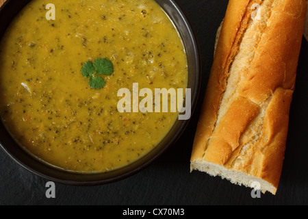 Brokkoli und Stilton Suppe in Küche Lage umgeben von Zutaten, knuspriges Brot und butter Stockfoto