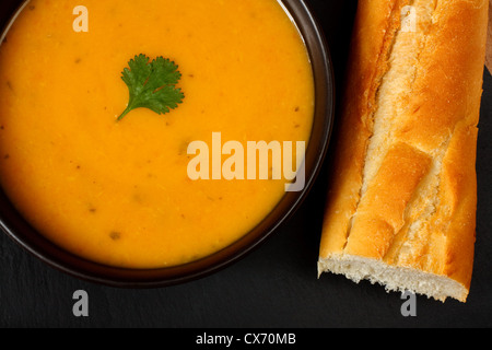 Karotten-Koriander-Suppe mit Brot-stick Stockfoto