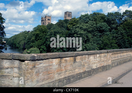 Durham Kathedrale gesehen von Anbiegen Brücke über den Fluss Wear, Durham, England Stockfoto