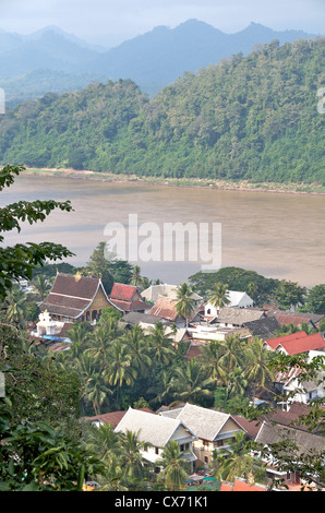 Blick auf Stadt und Fluss Mekong Luang Prabang Laos Asien Stockfoto