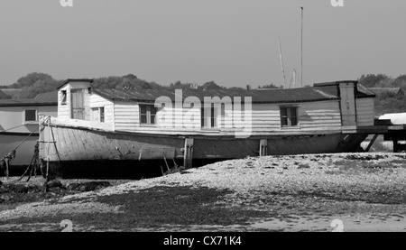 Mono Bild ein Bootshaus am The Kench, Hayling Island Stockfoto