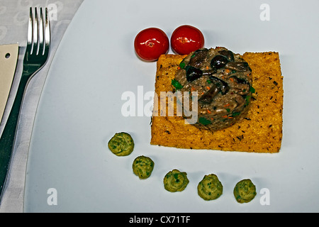 Anordnung mit verschiedenen Sorten von Fisch und Gemüse kochen. Stockfoto