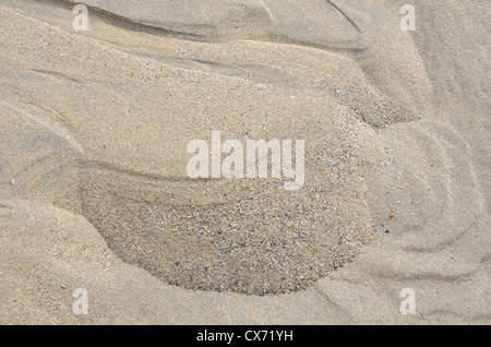 Geriffelter Sand / Fluvialrücken am Strand / an der Küste nach der Flut hat sich vor kurzem zurückgezogen. Perranporth Beach, Cornwall. Mars-ähnliches Flussmuster-Konzept. Stockfoto