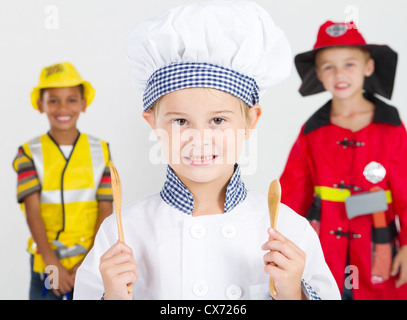 glückliche kleine Chef vor Bauarbeiter und Feuerwehrmann Stockfoto