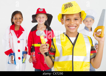 Gruppe von glückliche kleine Arbeiter in verschiedenen Uniformen Stockfoto