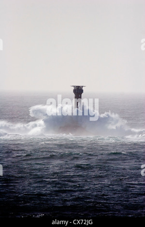 Storm Wellen brechen über einen Leuchtturm im Sturm Stockfoto