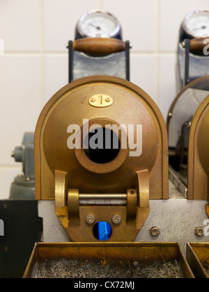 Miniatur-Kaffeebohnen Rösten Maschine Proben aus einen großen Stapel von Bohnen mit sichtbaren Gasflamme rösten. Stockfoto