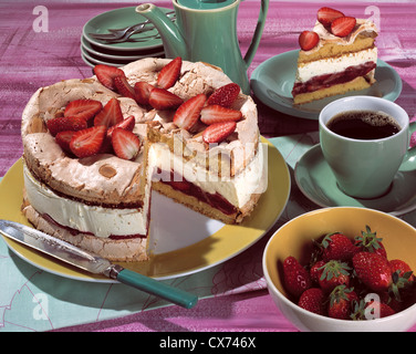 Erdbeer-Tarte mit Mandel-Baiser und Fruchtfüllung Stockfoto
