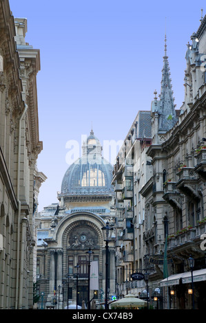 Blick auf den CEC-Palast in Bukarest gesehen von der Stavropoleos Straße Verkürzung Stockfoto