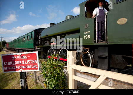 198, WD, Tankmotor, Königlicher Ingenieur, Dampfeisenbahn, Haven Street Wooton Station, Isle of Wight, England, Großbritannien, Stockfoto