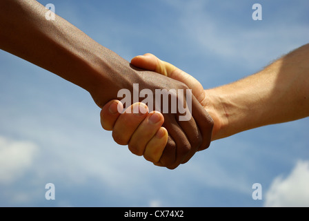 Zwei junge Geschäftsleute Händeschütteln Stockfoto