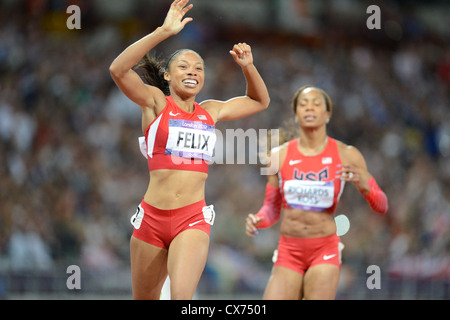 Allyson Felix, die US-Amerikanerinnen, gewinnt am 8. August 2012 Gold in den 200 m Frauen im Olympiastadion. Ihre erste individuelle Goldmedaille Stockfoto