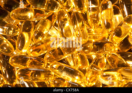 Omega 3 Fischöl Kapseln Nahrungsergänzungsmittel für Gesundheit. Kapseln mit Hintergrundbeleuchtung Stockfoto