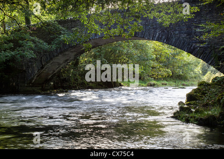 Der Fluss Brathay fließt unter der Brücke Brathay Kirche, Brathay, in der Nähe von Ambleside, Lake District, Cumbria Stockfoto