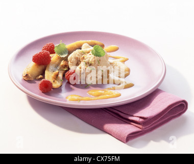 Gebratene Bananen mit Mangosauce und Zimt Limetten - Eis Stockfoto