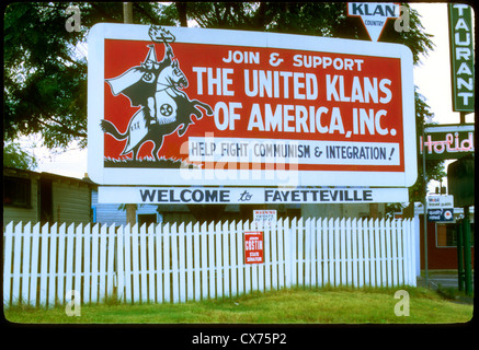 Eine Plakatwand in Fayetteville, North Caroline fördert die Mitgliedschaft in der Kkk in den frühen 60er Jahren. Ku Klux Klan zeichen Fayetteville North Carolina Rassismus rassistische 1960 amerikanischen Süden rechtsgerichtete Politik billboard Zeichen KKK Stockfoto