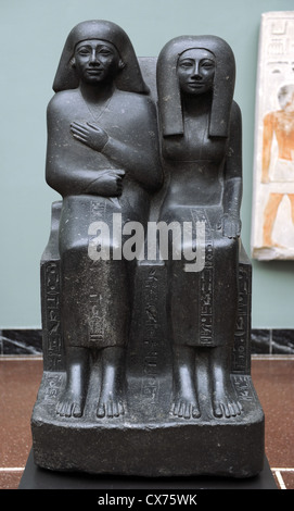 Statuengruppe des ägyptischen Priesters Ahmose und seine Mutter, Sportsitz-Re. Diorit. C.1490-1400 V. CHR.. 18. Dynastie. Neues Reich. Stockfoto