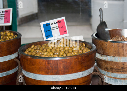 Schalen mit französischen Oliven auf einem Marktstand angezeigt wird Stockfoto
