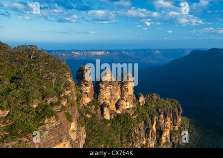 Die Felsformation der drei Schwestern Jamison Valley überragt. Stockfoto