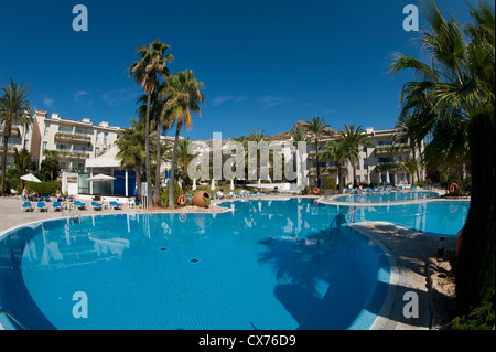 Leerer Pool und Ferienwohnungen in Mallorca, Spanien Stockfoto