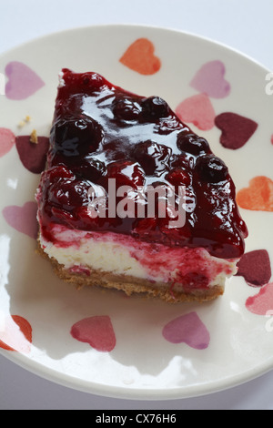 Gemischte Beeren-Käsekuchen auf Teller mit Herzen Stockfoto