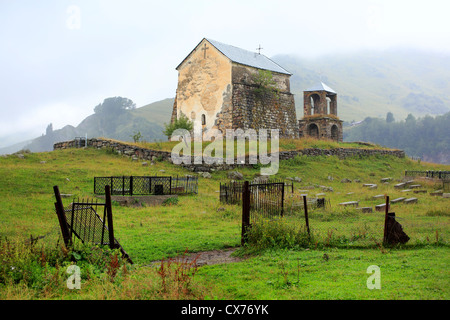 Ländliche Kirche, Berglandschaft, Mtiuleti, Georgia Stockfoto