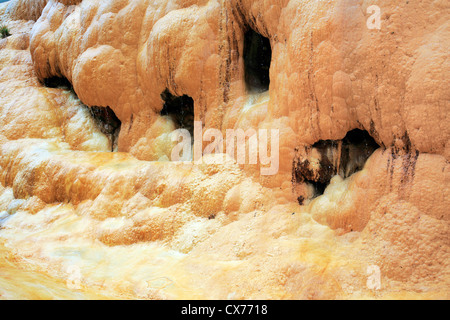 Wasserfall von Mineralwasser, Mtiuleti, Georgia Stockfoto