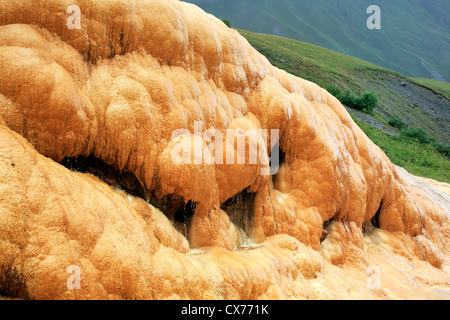 Wasserfall von Mineralwasser, Mtiuleti, Georgia Stockfoto