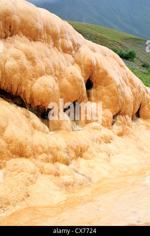 Wasserfall von Mineralwasser, Mtiuleti, Georgia Stockfoto