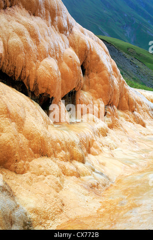 Wasserfall von Mineralwasser, Mtiuleti, Georgia Stockfoto