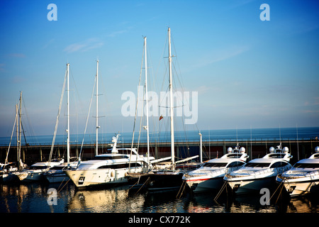 Ychts vertäut am Yachthafen in Barcelona Stockfoto