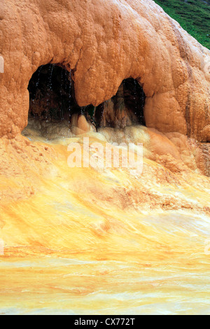 Wasserfall von Mineralwasser, Mtiuleti, Georgia Stockfoto