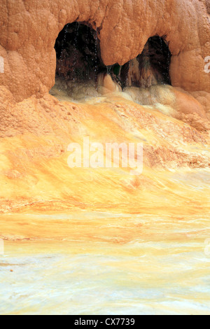 Wasserfall von Mineralwasser, Mtiuleti, Georgia Stockfoto