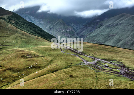 Berglandschaft in der Nähe von Tsminda Sameba, zurGergeti Trinity Church, Khevi, Georgia Stockfoto