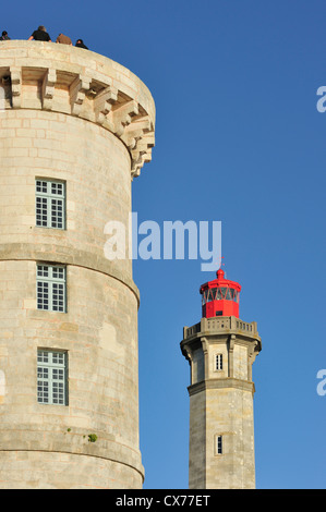 Die alte Tour Vauban und der neue Leuchtturm Phare des Baleines auf der Insel Ile de Ré, Charente-Maritime, Frankreich Stockfoto