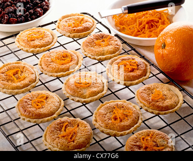 MINI ORANGE BAKEWELL TÖRTCHEN Stockfoto