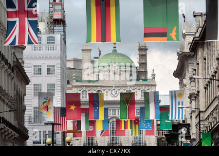 Internationale Fahnen auf dem Display in der Regent Street, London während der Olympischen Spiele 2012 Stockfoto