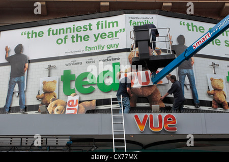 Kino-Plakat für den Film 'Ted' errichtet im Vue Kino am Leicester Square Stockfoto