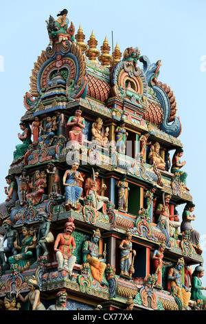 Hindu-Gottheiten auf der Gopuram von Sri Mariamman-Tempel in Pagda Street, Chinatown, Singapur Stockfoto