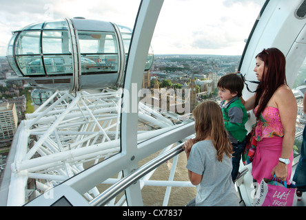 Mutter und Kinder genießen den Blick vom London Eye