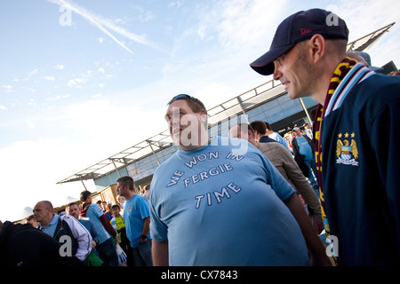 Fans außerhalb der Etihad Stadium, Fußballvereins Manchester City, Manchester, England, Vereinigtes Königreich Stockfoto