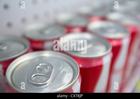 Nahaufnahme von Getränkedosen aus Aluminium in einem Supermarktregal Stockfoto