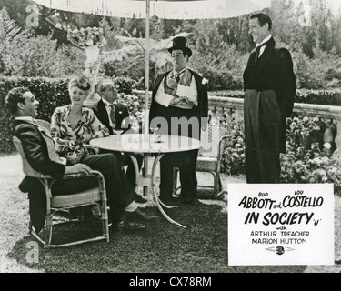 BUD ABBOTT und LOU COSTELLO IN Gesellschaft 1944 Universal Film mit Lou Costello im Zylinder Stockfoto