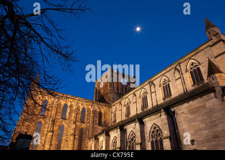 Der Mond hängt über Hexham Abbey, Hexham, Northumberland, bei Nacht Stockfoto